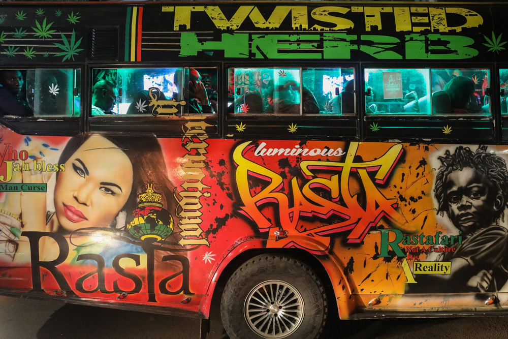 Яркие автобусы и тук-туки в Кении
