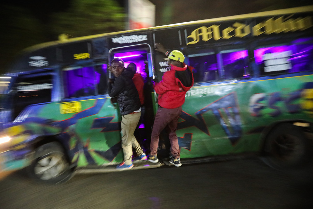 Яркие автобусы и тук-туки в Кении