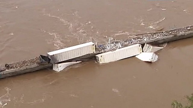 Наводнение в Австралии смыло поезд вместе с мостом