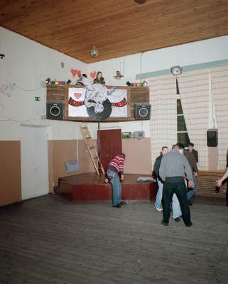 Как проходили сельские дискотеки в Литве 90-х годов. Фото