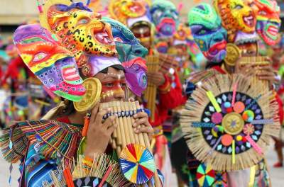 Красочный карнавал «Черных и Белых» в Колумбии. Фото