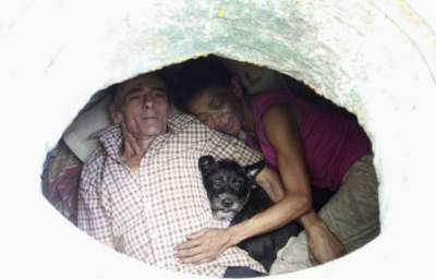 Эта пара из Колумбии живет в канализации. Фото