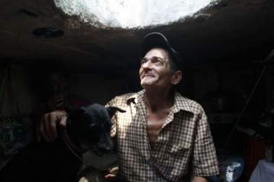 Эта пара из Колумбии живет в канализации. Фото