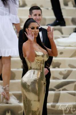 Ким Кардашьян обтянула пышные формы золотистым платьем