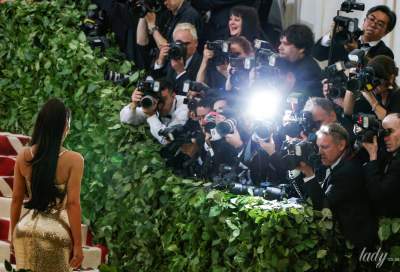 Ким Кардашьян обтянула пышные формы золотистым платьем