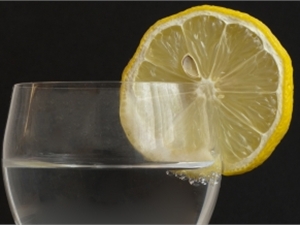 Свежий лимонный сок может помешать беременности 