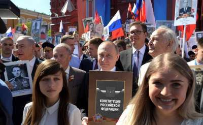 Шествие Путина в «Бессмертном полку» высмеяли меткими фотожабами