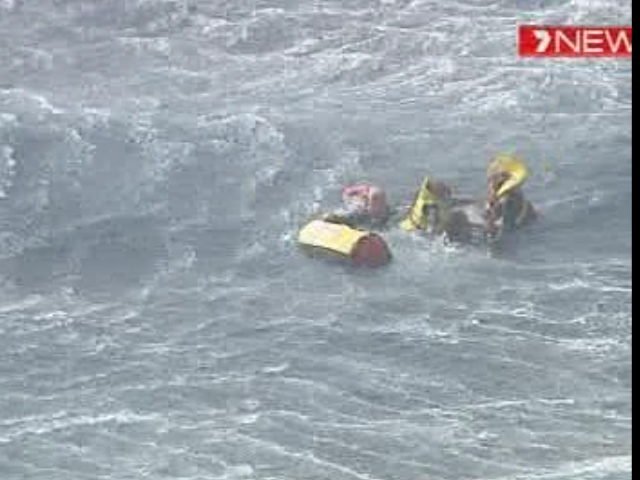 Холодильник спас туристов, яхта которых утонула в открытом море