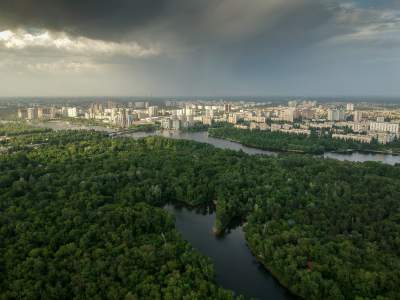 Утопающий в зелени Киев с высоты птичьего полета. Фото