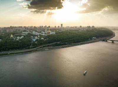 Утопающий в зелени Киев с высоты птичьего полета. Фото