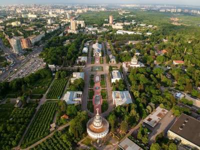 Утопающий в зелени Киев с высоты птичьего полета. Фото