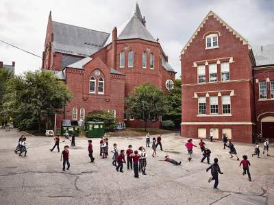 Фотограф показал, как выглядят школы в разных странах. Фото