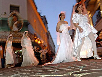 Политик предложил запретить бразильским невестам венчаться без трусов