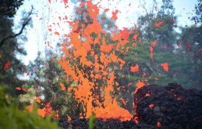 Фотографы показали вулканическую лаву, поглощающую все на своем пути. Фото