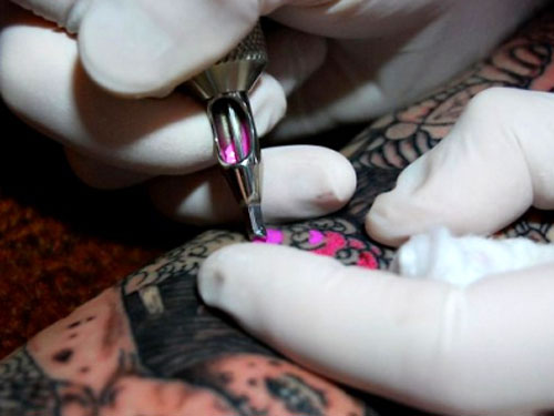 У иранца из-за татуировки на пенисе круглосуточная эрекция