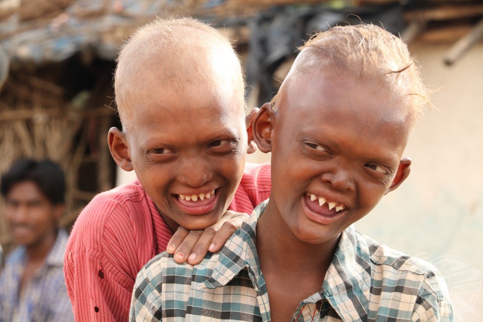 Братья-призраки из Индии с острыми зубами и пугающими лицами