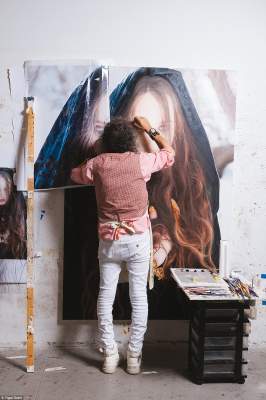 Художник создает портреты женщин, похожие на снимки. Фото