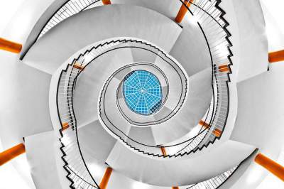 Гипнотизирующие лестницы, по которым хочется пройтись. Фото