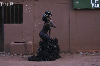 Как одеваются модники в самой бедной стране Африки. Фото