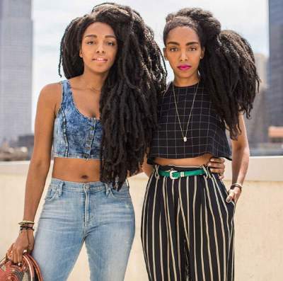 Сестры-близнецы, ставшие известными благодаря своим необычным волосам. Фото