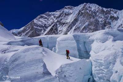 Украинцы забрались на Эверест, показав свое восхождение. Фото