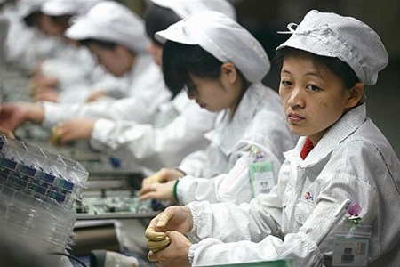В Китае Айфоны штампуют детскими руками 