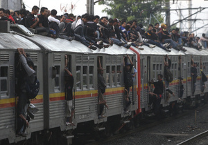 В Индонезии в борьбе с безбилетниками повесили бетонные шары над железной дорогой