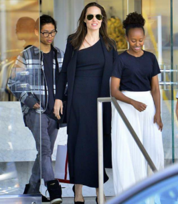 Анджелина Джоли снова вышла в свет, надев "траурное" платье