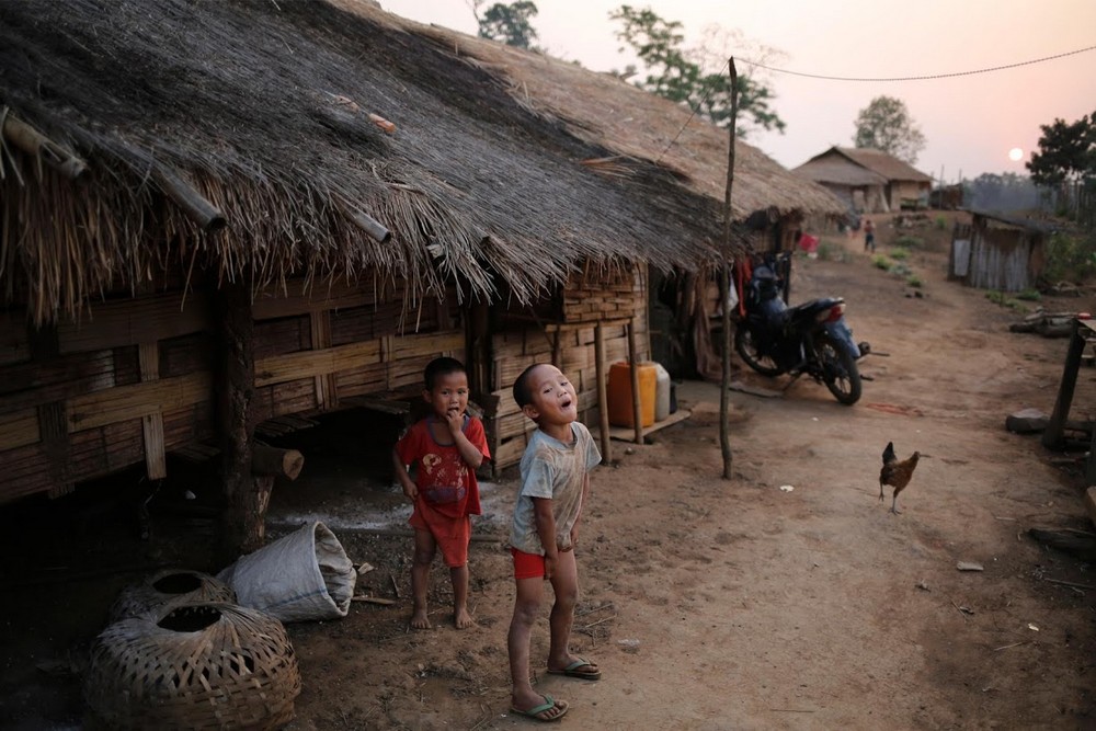 Крестьяне из Мьянмы переходят с выращивания маков на шелк