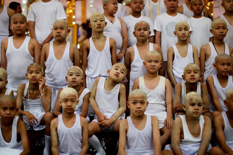 Лысых мальцов с макияжем посвящают в монахи