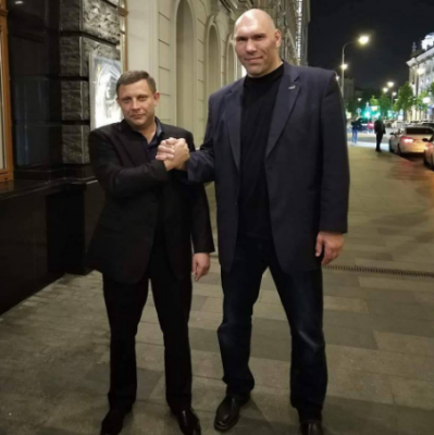Соцсети высмеяли нелепое фото Валуева и Захарченко