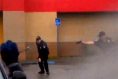 В США подростки сняли на видео, как полицейские застрелили человека