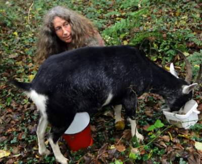 Эта женщина уже 18 лет живет в лесу одна. Фото