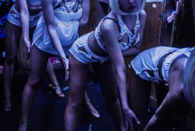 Украинский фотограф показал тайную жизнь ночных клубов в Китае. Фото