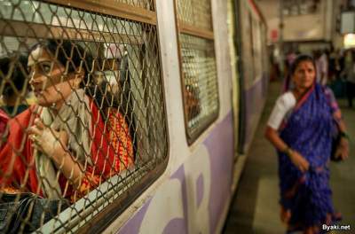 Как выглядят женские вагоны в Индии. Фото
