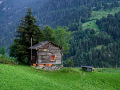 Хижина в швейцарских Альпах, в которой многие хотели бы остановиться. Фото