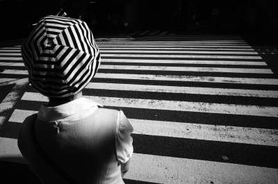 «Город-зебра»: Токио в черно-белых снимках. Фото