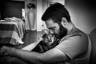 Мужчины и их коты в трогательном фотопроекте. Фото