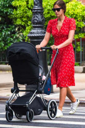 Стильная мамочка: Ирина Шейк на прогулке с дочкой