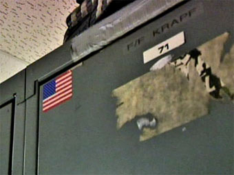 Флаг на шкафчике Джеймса Крэпфа
