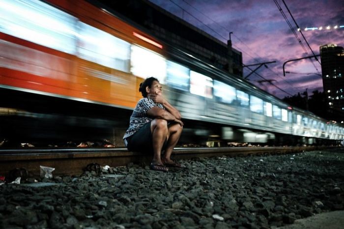 Жизнь на железнодорожных путях: правдивые снимки о жизни людей в Джакарте. ФОТО