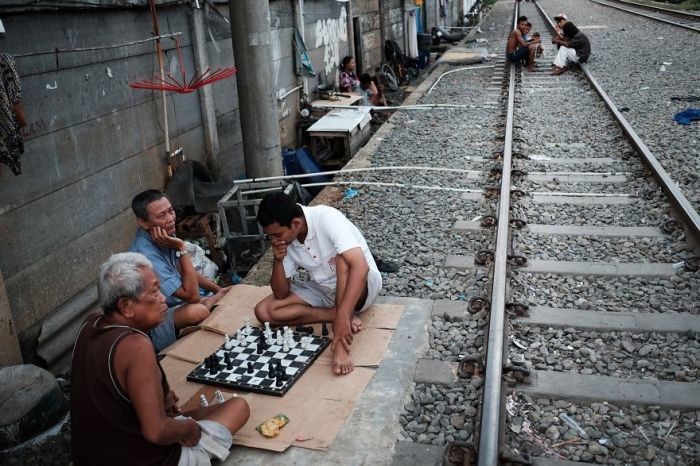 Жизнь на железнодорожных путях: правдивые снимки о жизни людей в Джакарте. ФОТО