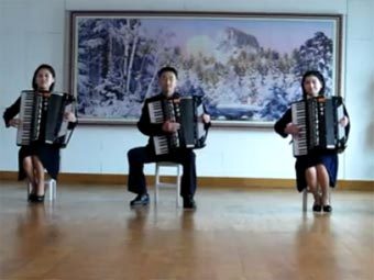 Северокорейские аккордеонисты исполнили хит группы a-ha