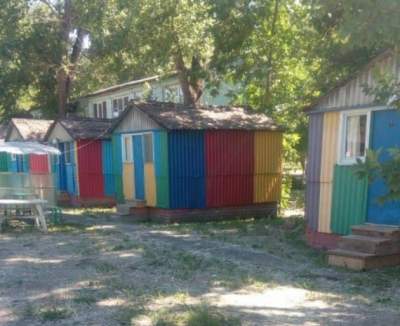 Сверхдержава: пользователей Сети насмешили «гаражи» для болельщиков в России