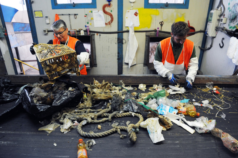 Рыбаки помогают очистить море от пластиковых отходов