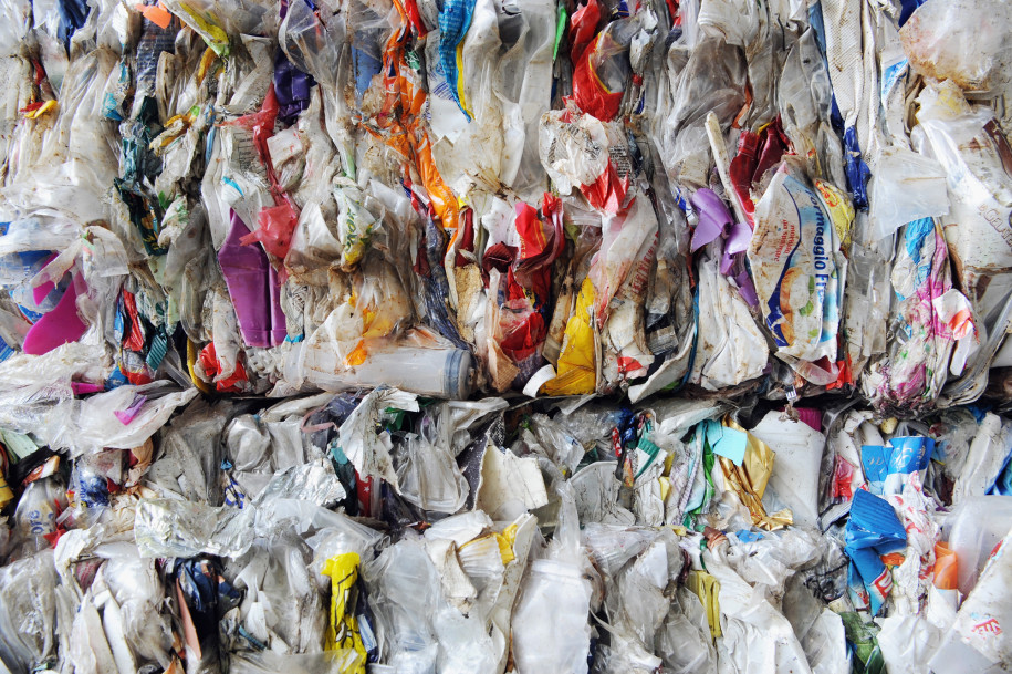 Рыбаки помогают очистить море от пластиковых отходов