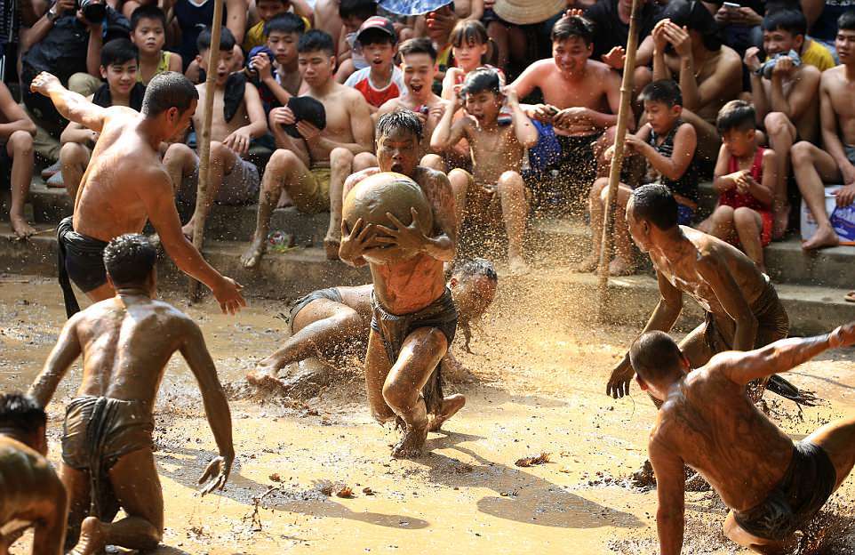 Фестиваль с футболом в грязи во Вьетнаме 