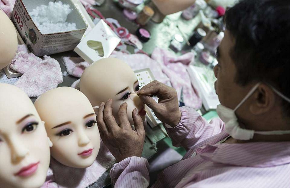 Экскурсия на завод в Китае, где производят секс-роботов
