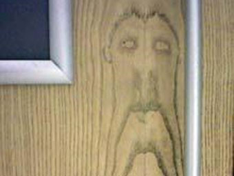 Шотландец узрел Христа на двери туалета в IKEA