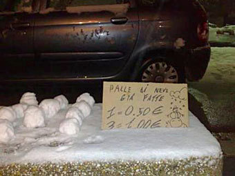 В Неаполе нашли объявление о продаже снежков